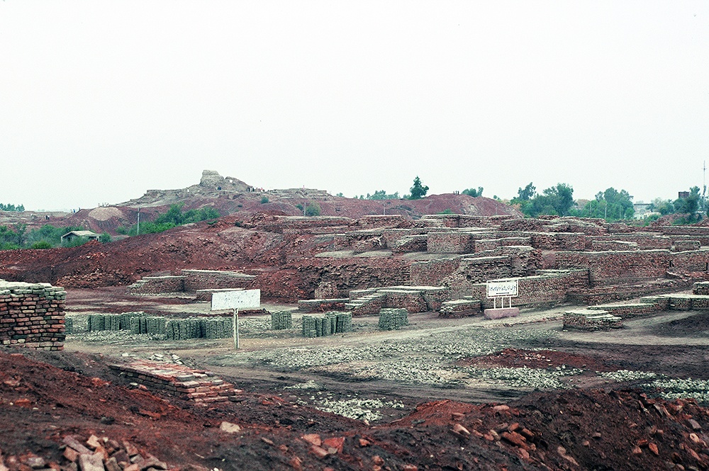 Mohenjo-daro Lower Town: Main Street HR/VS area and stupa view
