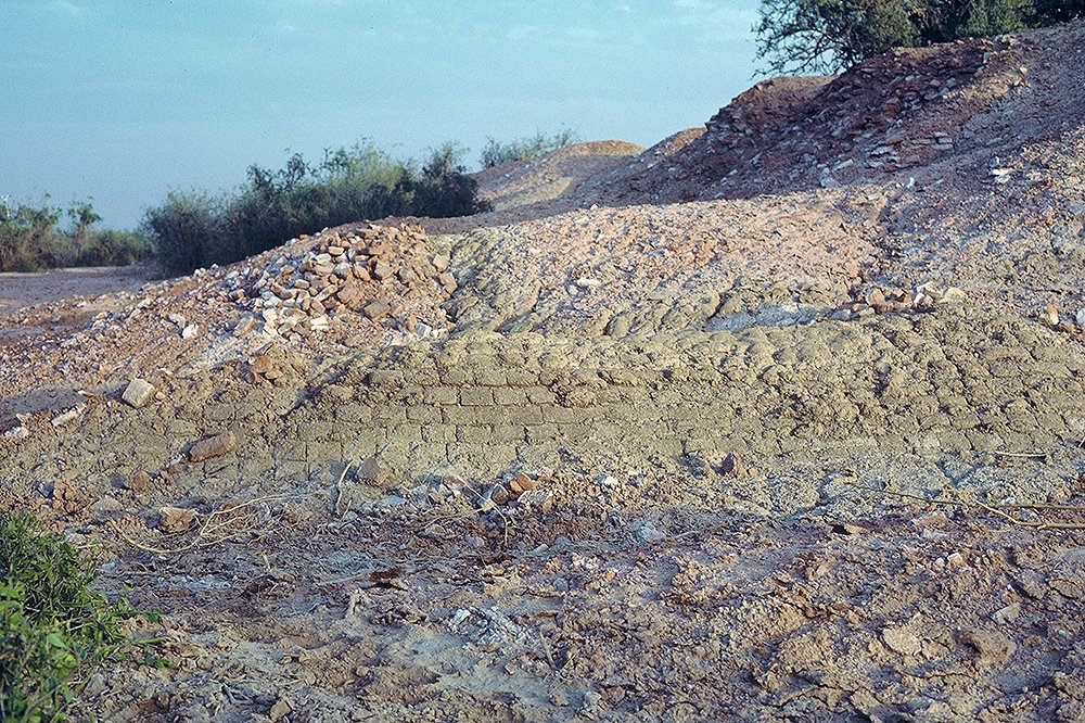 Mohenjo-daro, Lower Town: HR Area mud brick platforms