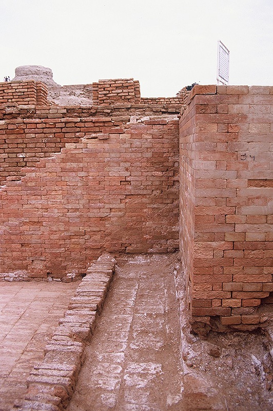 Mohenjo-daro, Lower ledge inside the Great Bath, SD Area, southern edge, looking east