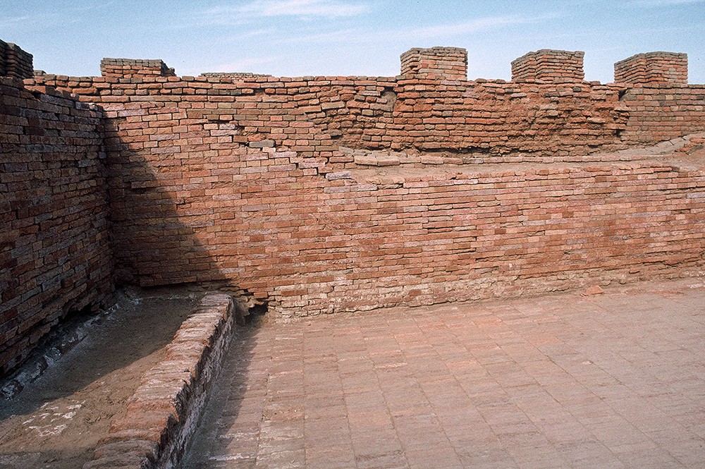 Mohenjo-daro, Lower ledge and Drain outlet, Great Bath, SD Area, looking west