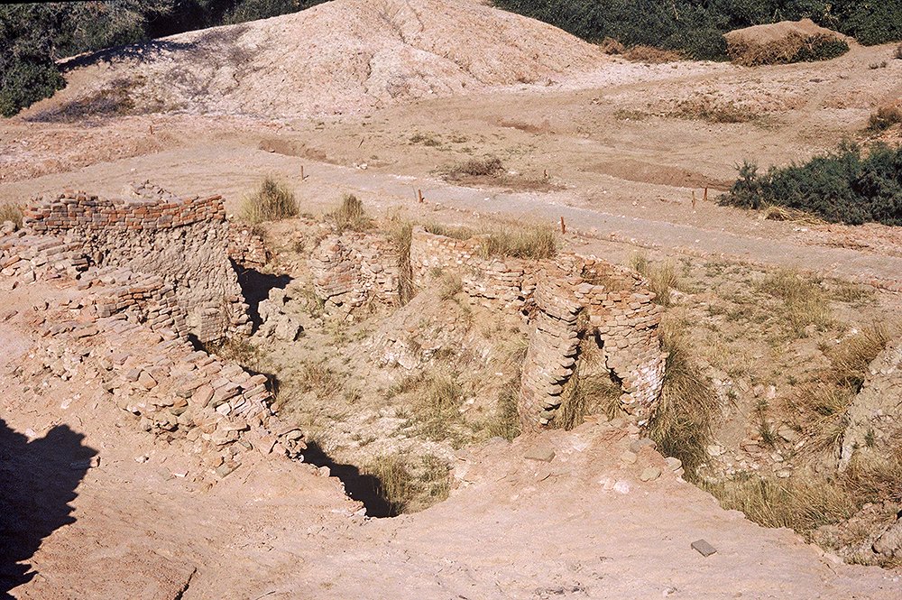 Mohenjo-daro, View of well to the east of the Granary