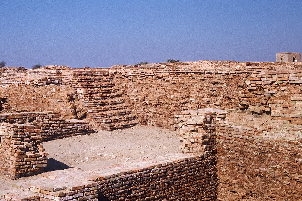 Mohenjo-daro, Well surrounded by paving, DK-B area