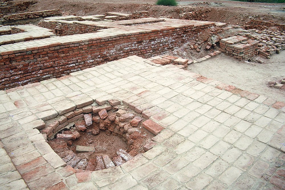 Mohenjo-daro, Well surrounded by paving, DK-B area