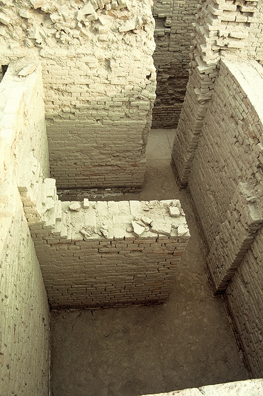 Mohenjo-daro, Looking down inside two rooms, DK-G area, near chief's house