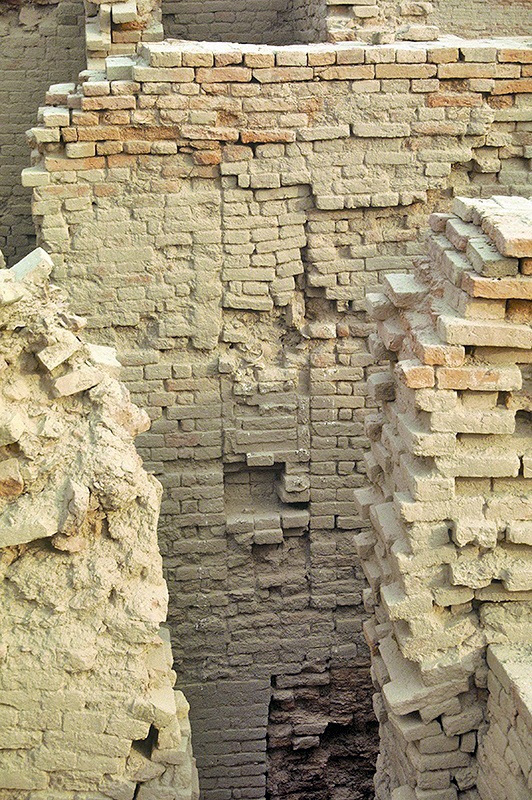Mohenjo-daro, Remodeled walls, DK-G area