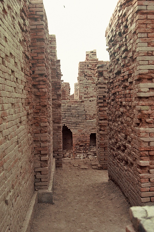 Mohenjo-daro, Narrow Streets and Drains, DK-G