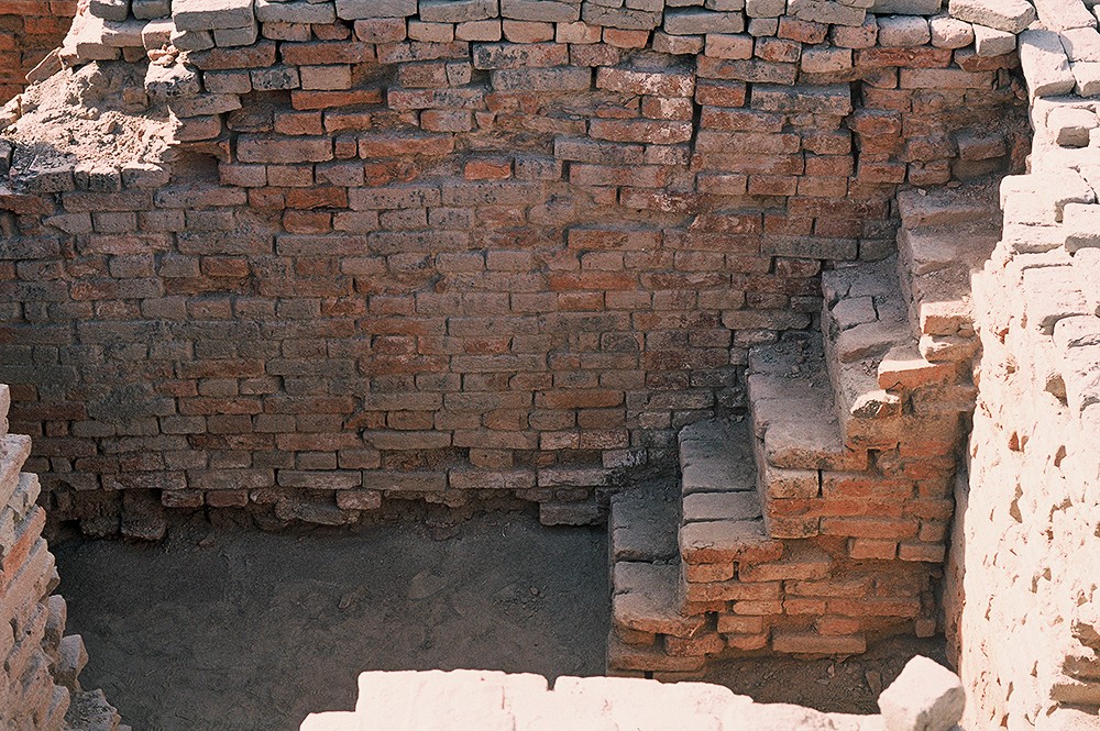 Mohenjo-daro, Stairs leading to the second storey, DK-G Area