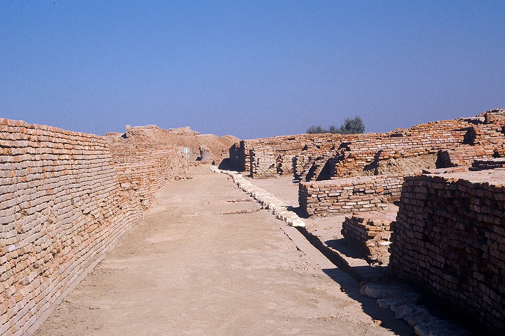 Mohenjo-daro, Street with Limestone covered Drain SD Area