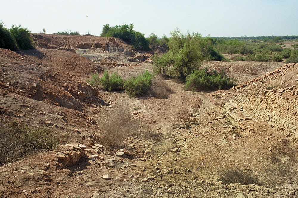 Mohenjo-daro, UM Area, Massive Mud Brick Platform and Street