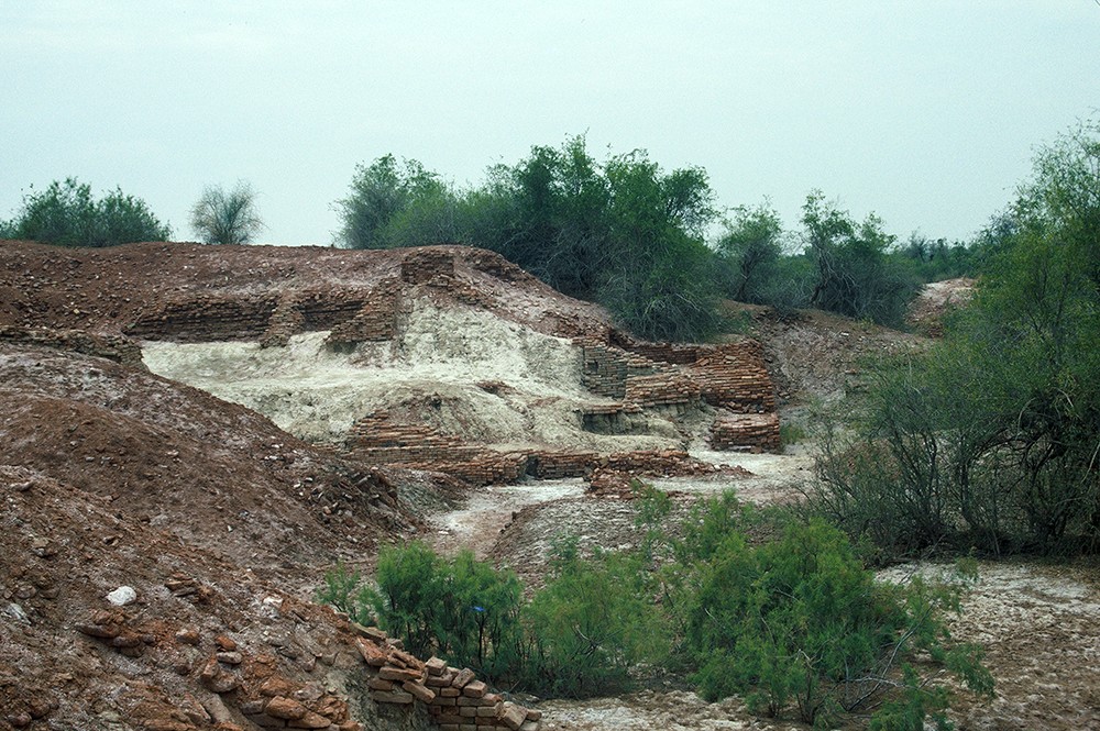 Mohenjo-daro, UM Area, Massive Mud Brick Platform and Fired Brick Sizes