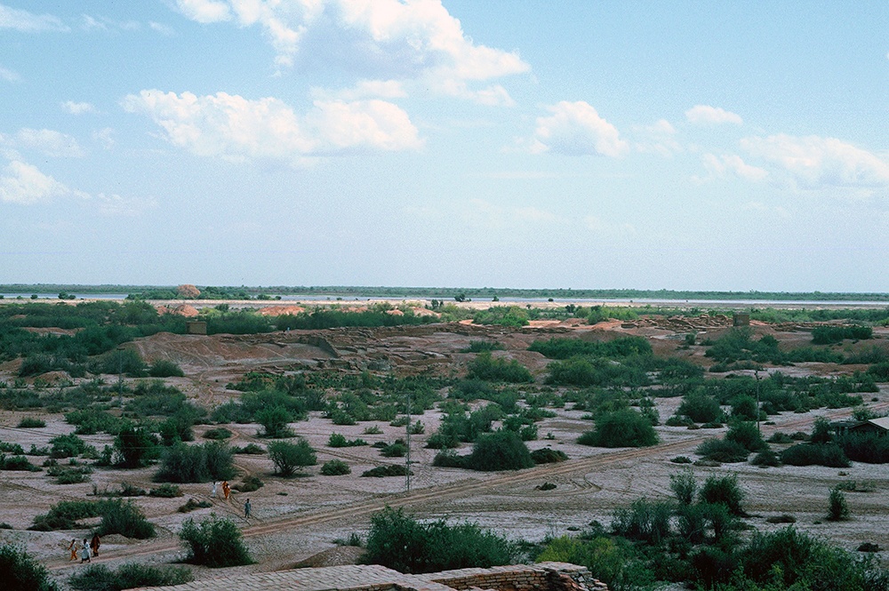 Mohenjo-daro, The Indus River and lower town