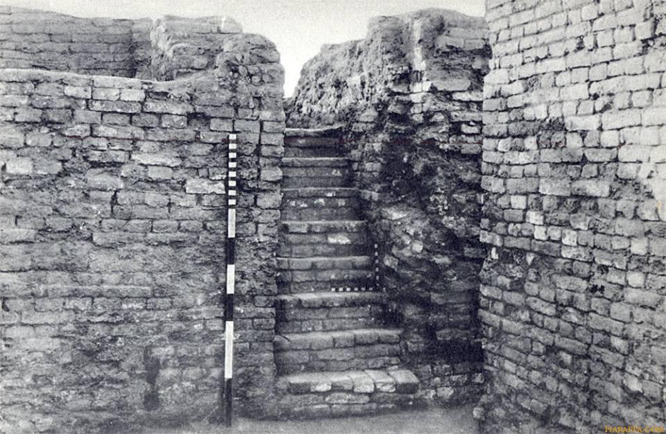 "A flight of eights steps on the west side of Courtyard 6 leads up to Well No. I (Plate XLIII, b [shown]). This well, 3 ft. 5 in. in diameter, and lined with well-burnt, wedge-shaped bricks, was cleared to a depth of 41 feet, when 4 feet of water was obtained." (H. Hargreaves, HR Area,p. 179 in Marshall, Mohenjo-daro, p. 179).