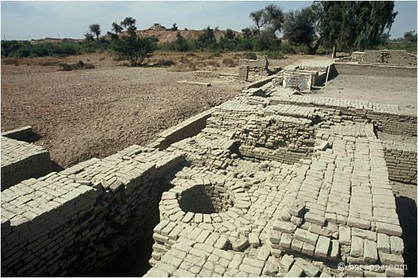 This well was associated with a finely constructed bathing platform. A stairway leads up to the well and platform from a lower room. The walls and well have been covered with mud brick and sprayed with clay slurry to protect them from salt crystallization.