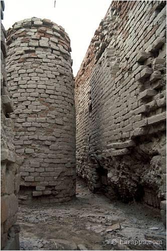  Each block of buildings at Mohenjo-Daro was supplied with one or more wells such as this one in DK-G Area. When archaeologists excavated the fill around the well they were left standing to show the final levels of use.
