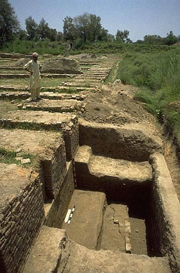 Excavations in 1997 at the northwest corner of the "granary" platform were undertaken to follow the outline of the structure and document its construction (Trench 41NW).