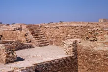 Mohenjo-daro, Well surrounded by paving, DK-B area